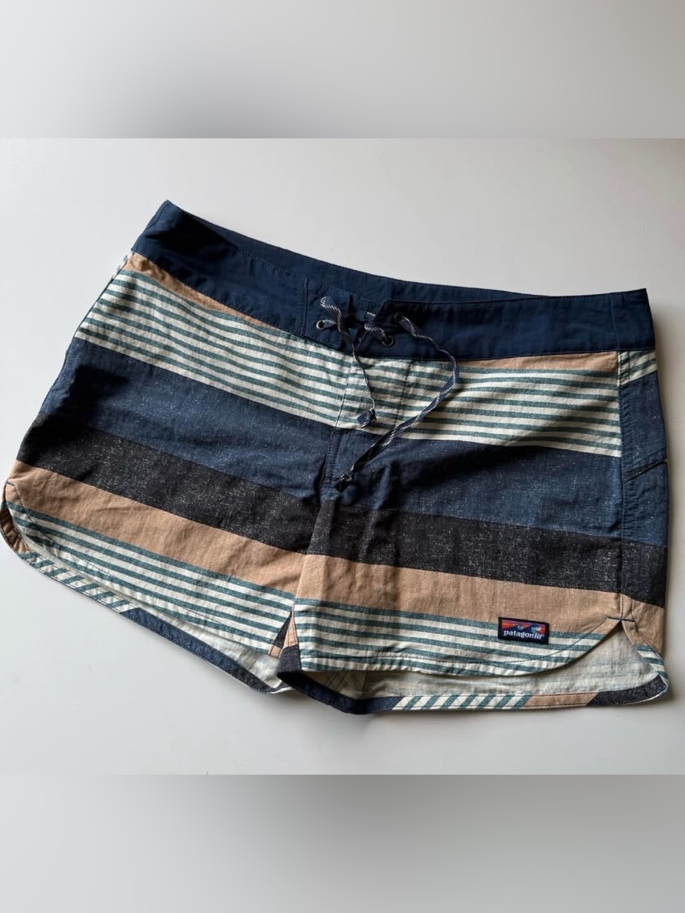 Patagonia Women’s Wavefarer Boardshorts size 6
